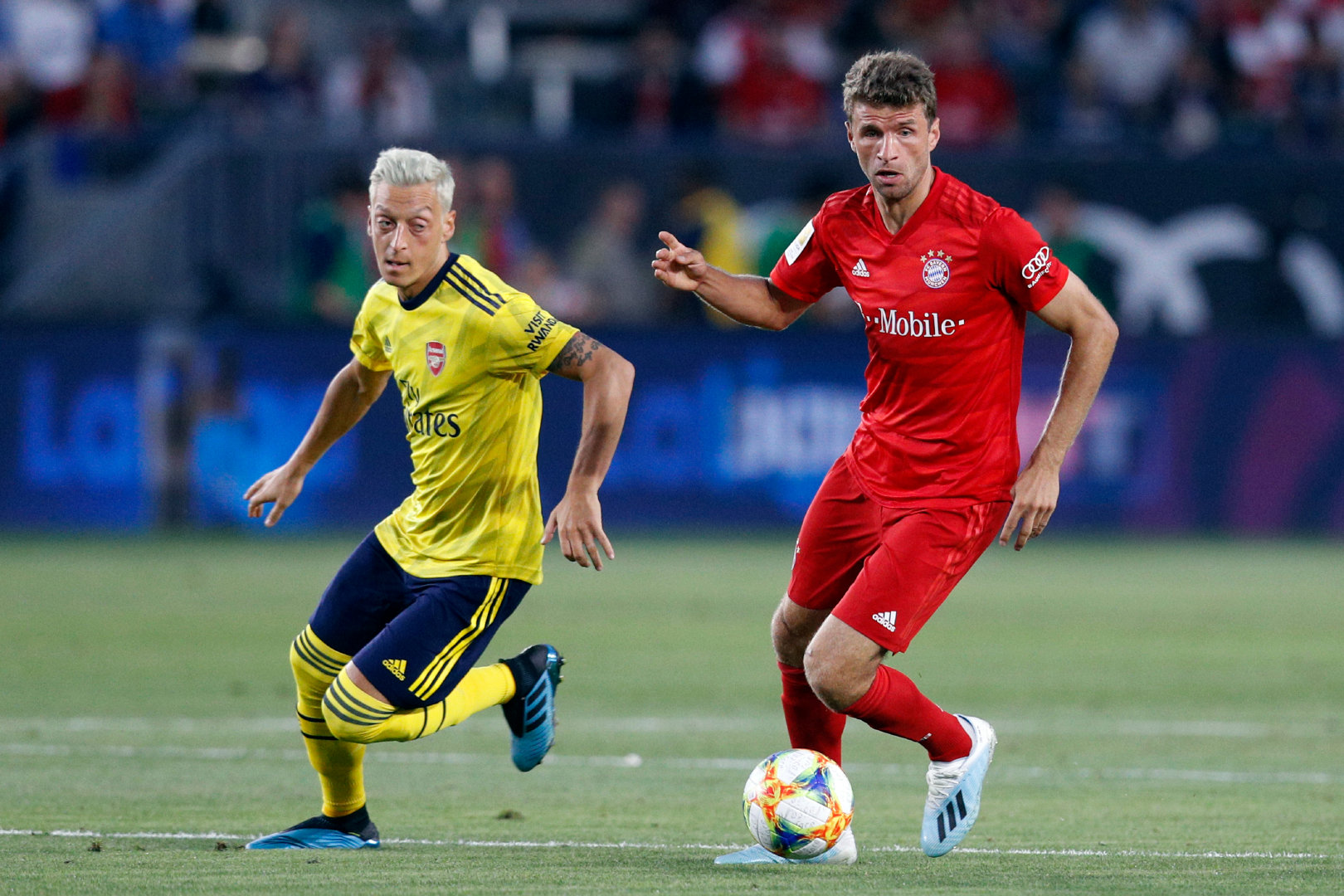 莱万多夫斯基意外战胜阿森纳，败北引爆全场！-爱游戏平台体验